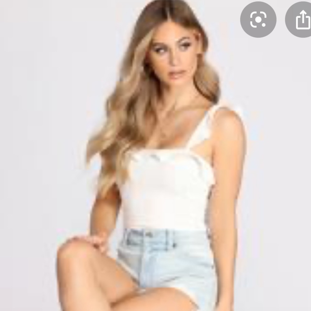 New WHITE ribbed ruffle bodysuit M hello molly